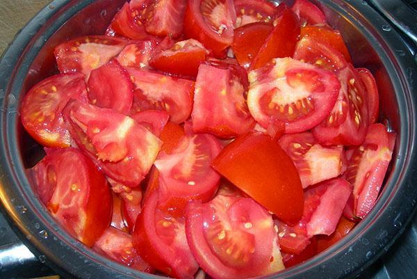 cortar los tomates en trozos