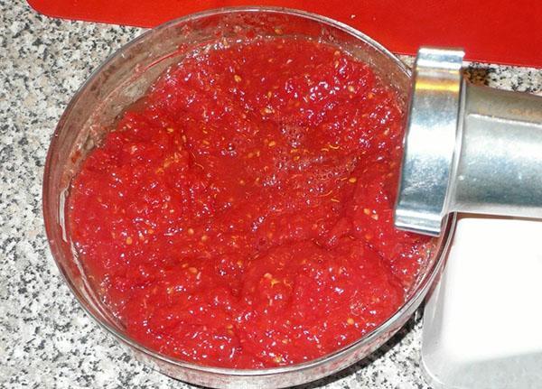 picar tomates en una picadora de carne
