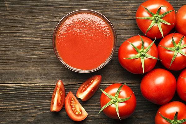 jugo de tomate de tomates rojos