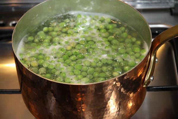 faire bouillir les petits pois dans la marinade