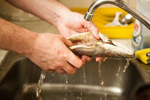 enjuagar el pescado antes de ahumarlo