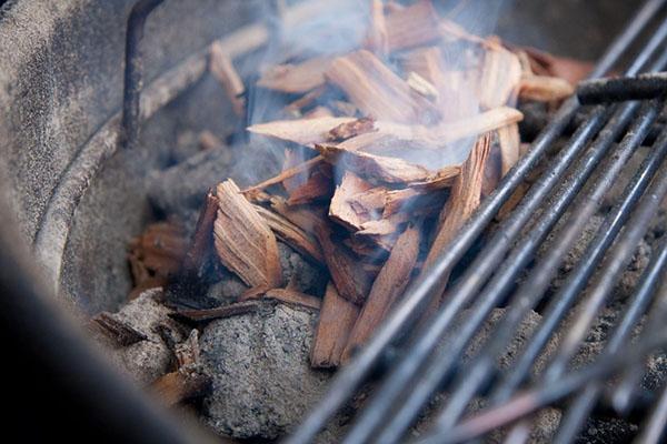 mettre des copeaux de bois au fond du fumoir