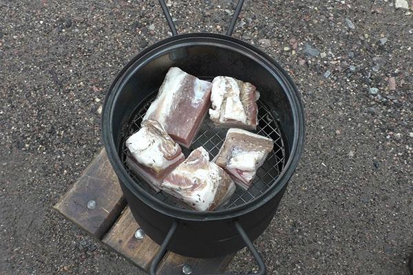 mettre le bacon sur la grille