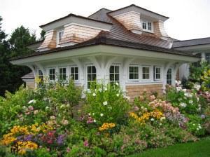 parterre de fleurs devant la maison