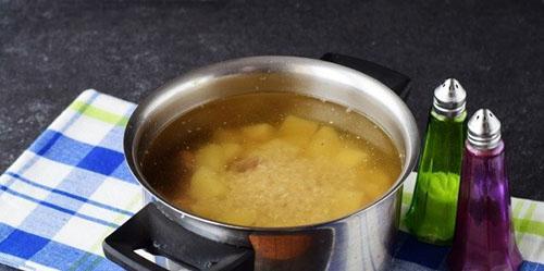 poner arroz y papas en una cacerola