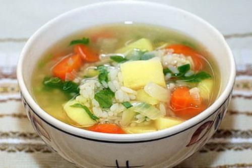 sopa con arroz, patatas y carne