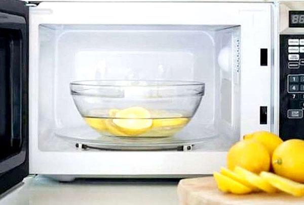 nettoyage rapide au micro-ondes avec du citron