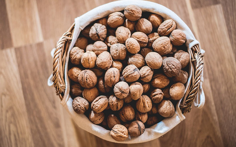 almacenar nueces en una canasta