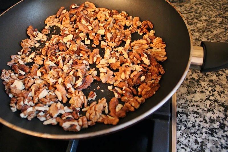 secar las nueces en una sartén