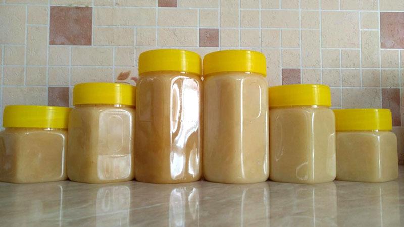 almacenamiento de miel blanca en frascos
