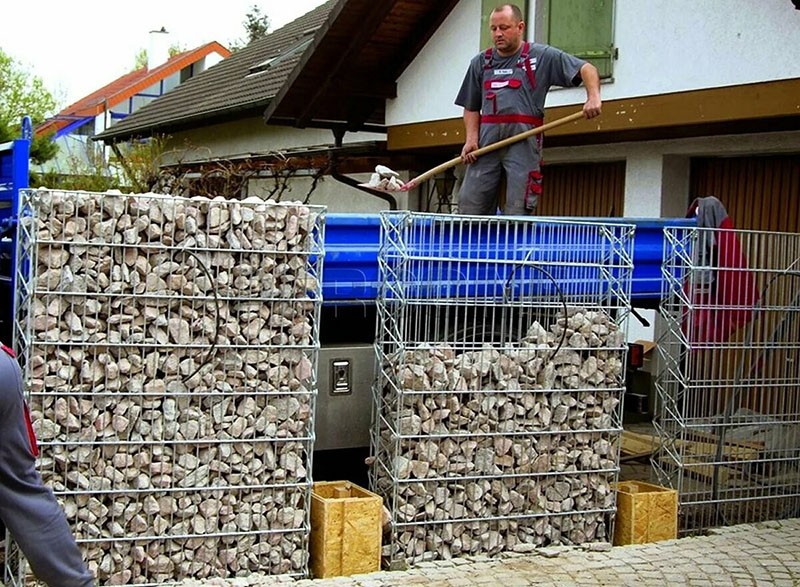 nous construisons une clôture de gabions de nos propres mains