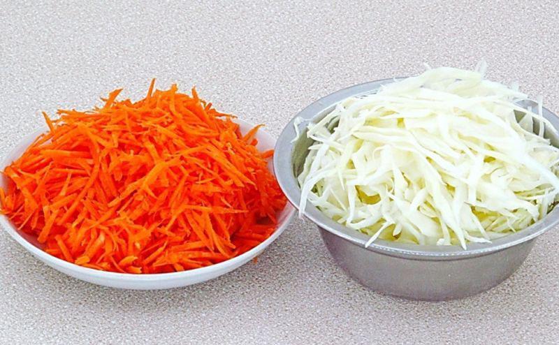 couper les carottes et le chou en lanières