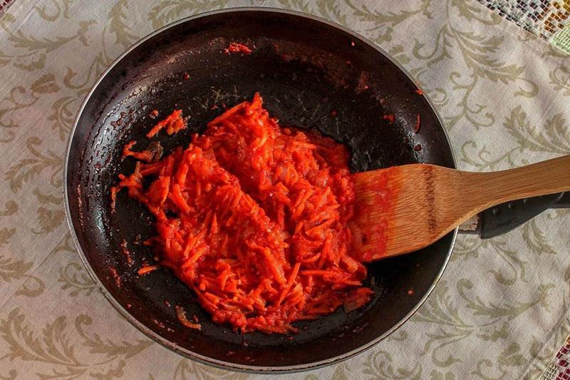 ragoût d'oignons avec pâte de tomate