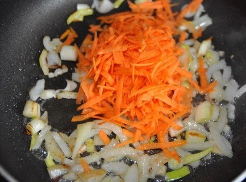 faire revenir les oignons avec les carottes