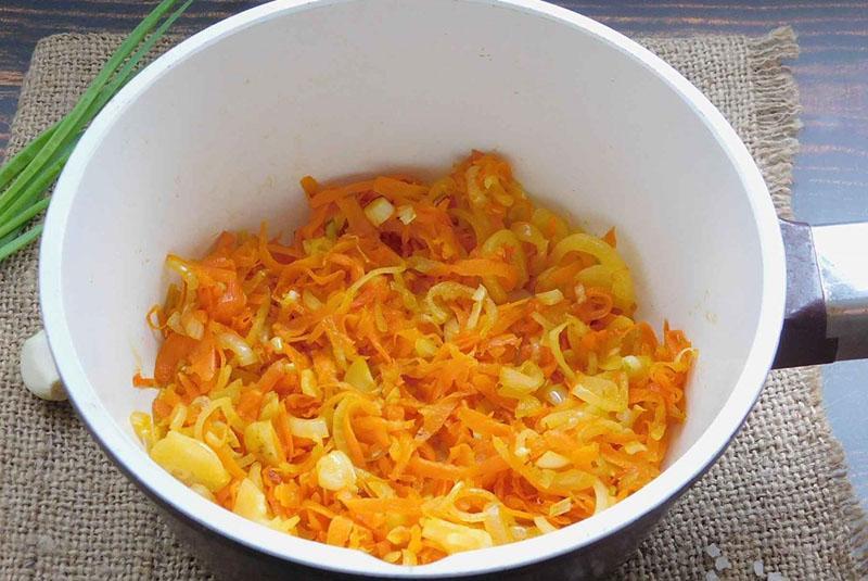 faire revenir les oignons avec les carottes