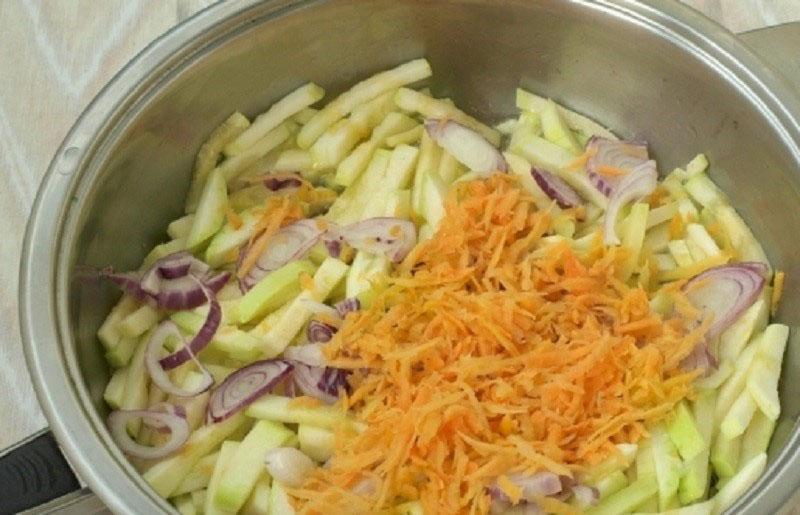 faire revenir les courgettes avec les carottes et les oignons