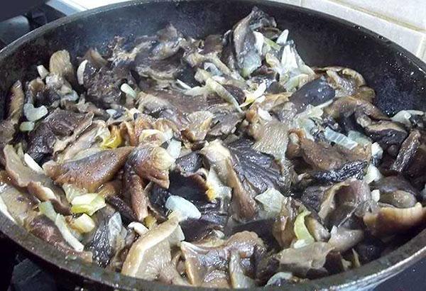 faire revenir les champignons avec les oignons