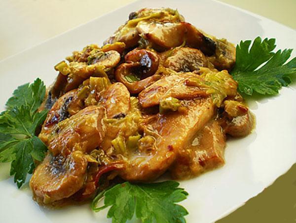 champignons frits avec oignons et fromage