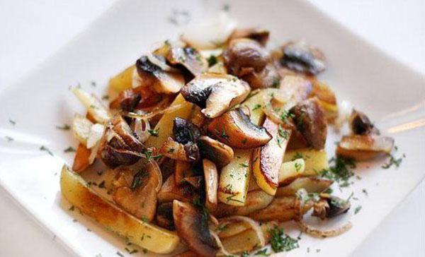 champignons sautés aux oignons et pommes de terre