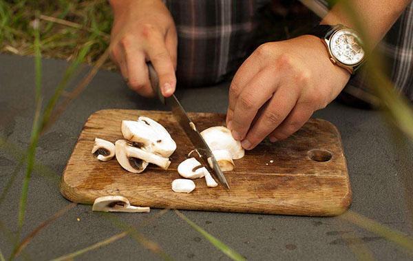 couper les champignons en assiettes