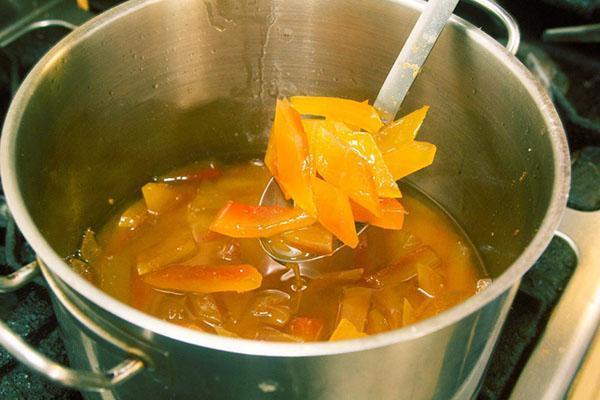 la marmelade est prête et doit être filtrée
