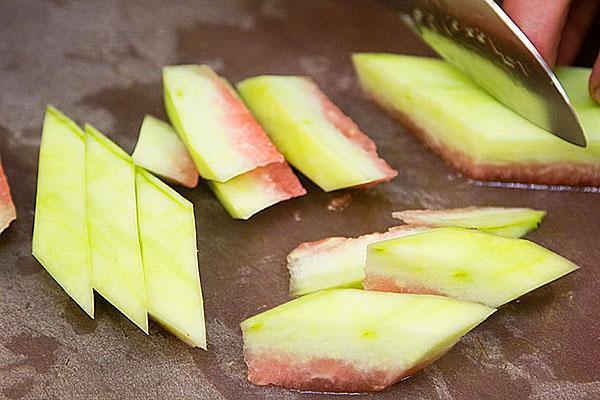 couper la croûte pelée en morceaux