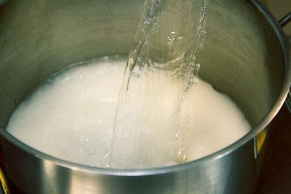 mélanger le sucre avec de l'eau dans une casserole et faire bouillir