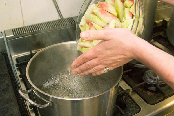 verser les croûtes dans le sirop et faire bouillir