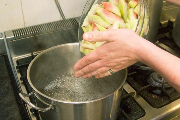 verter las costras en almíbar y hervir