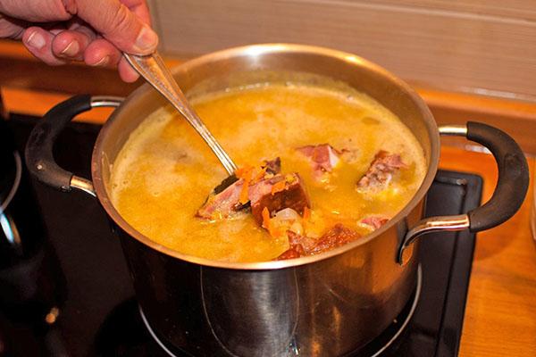 preparando una deliciosa sopa de guisantes