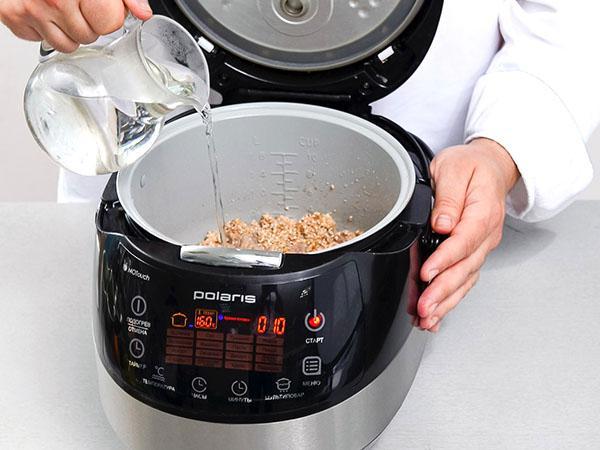 gachas de trigo en una olla de cocción lenta