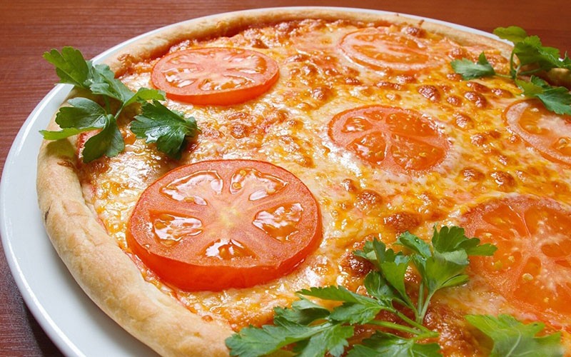 pizza aux tomates surgelée