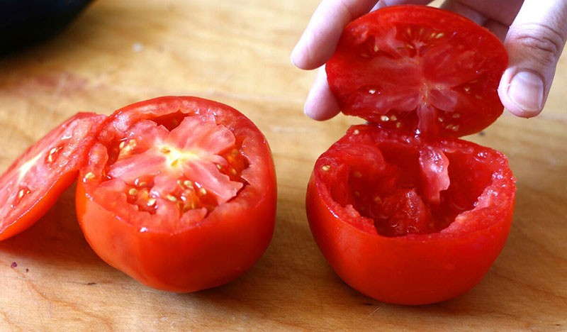 preparando tomate