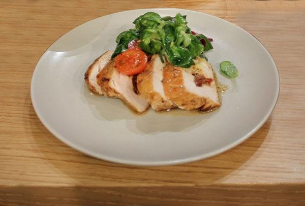 couper la viande en portions et servir