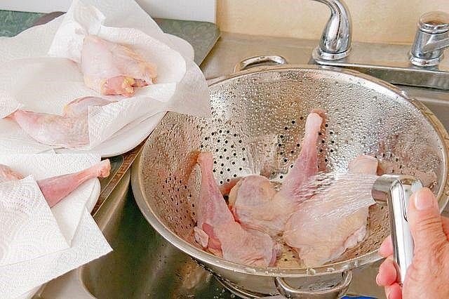 lavar y secar las piernas de pollo