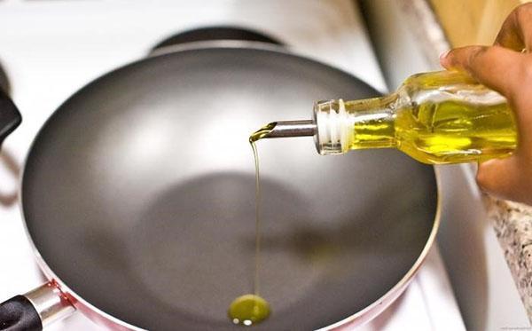 vierta aceite vegetal en la sartén