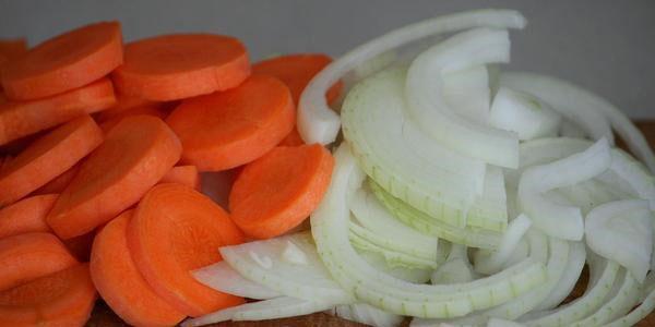 hacher les oignons et les carottes