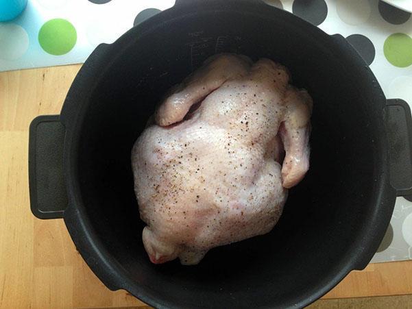 mettre le poulet dans le bol multicuiseur