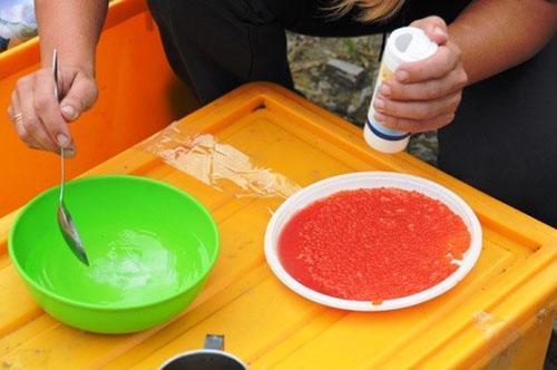 le processus de salage du caviar de saumon rose