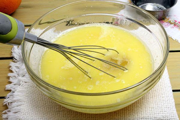 mélanger les oeufs avec le sucre et le beurre
