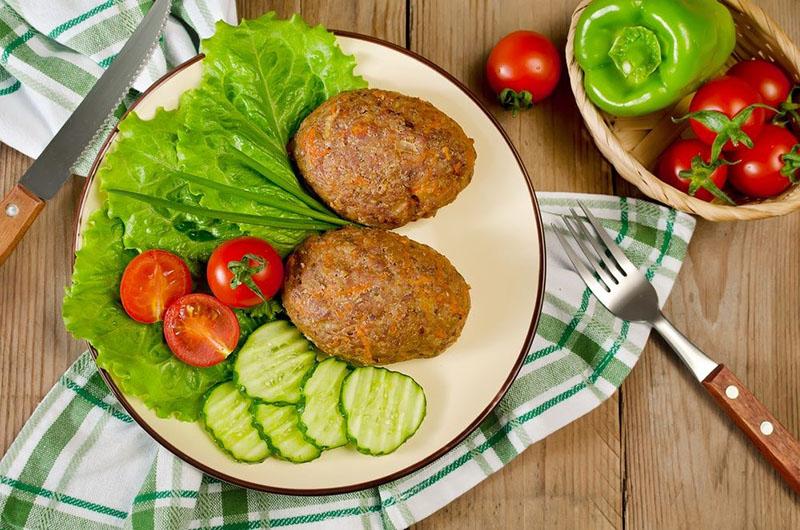 servir des escalopes avec des légumes