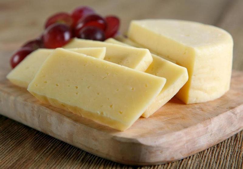 cortar el queso en rodajas
