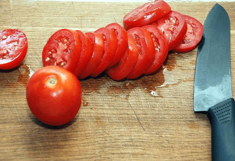couper les tomates en tranches