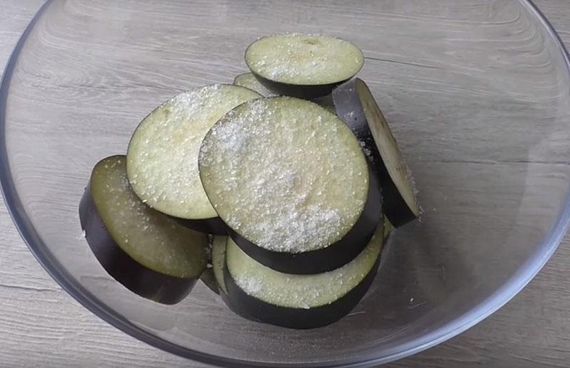 tranches d'aubergines avec du sel