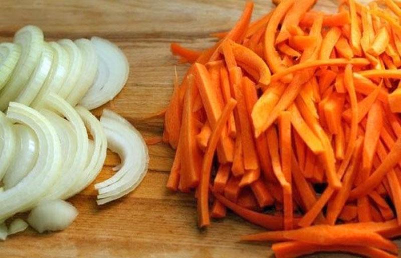 sofreír las cebollas con zanahorias