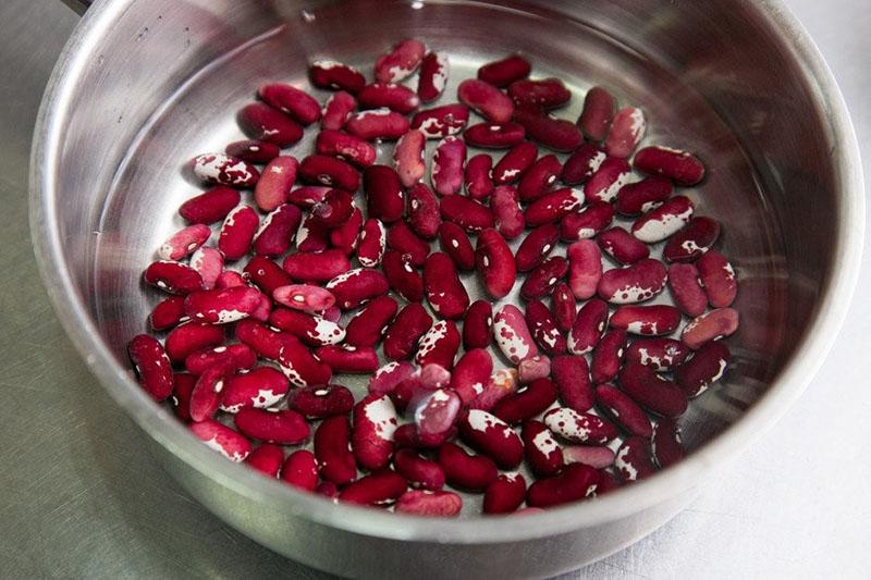remojar frijoles en agua fría
