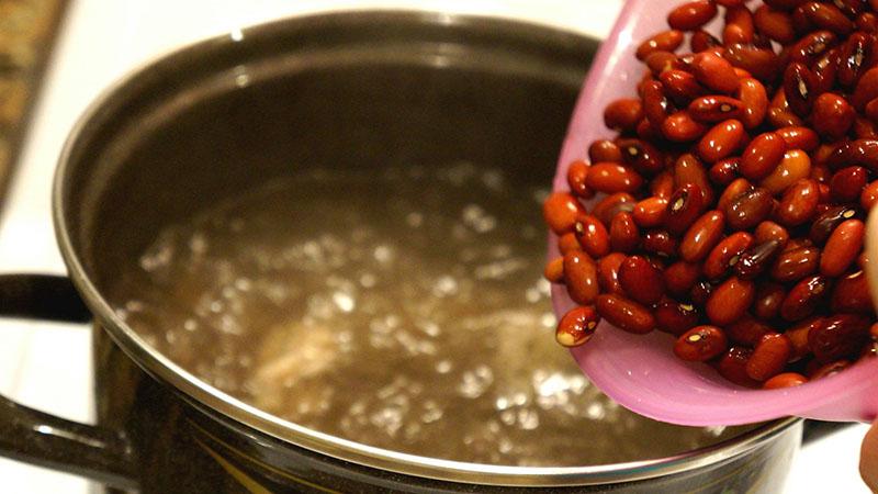 remojar frijoles en agua caliente
