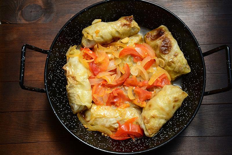 faire mijoter les rouleaux de chou dans une poêle