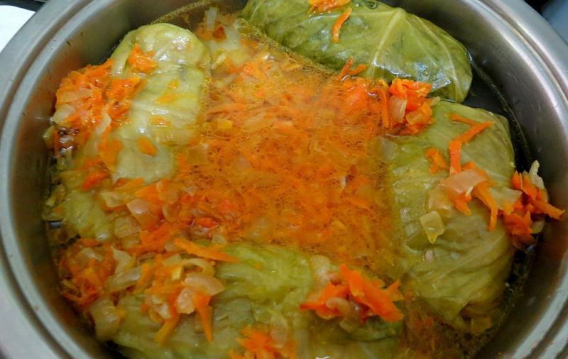 vierta los rollos de repollo con agua y cocine