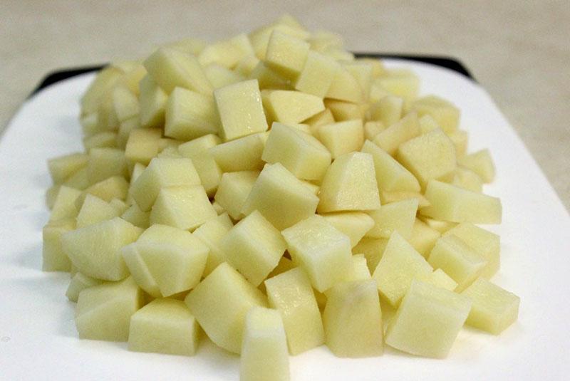 preparando verduras para sopa